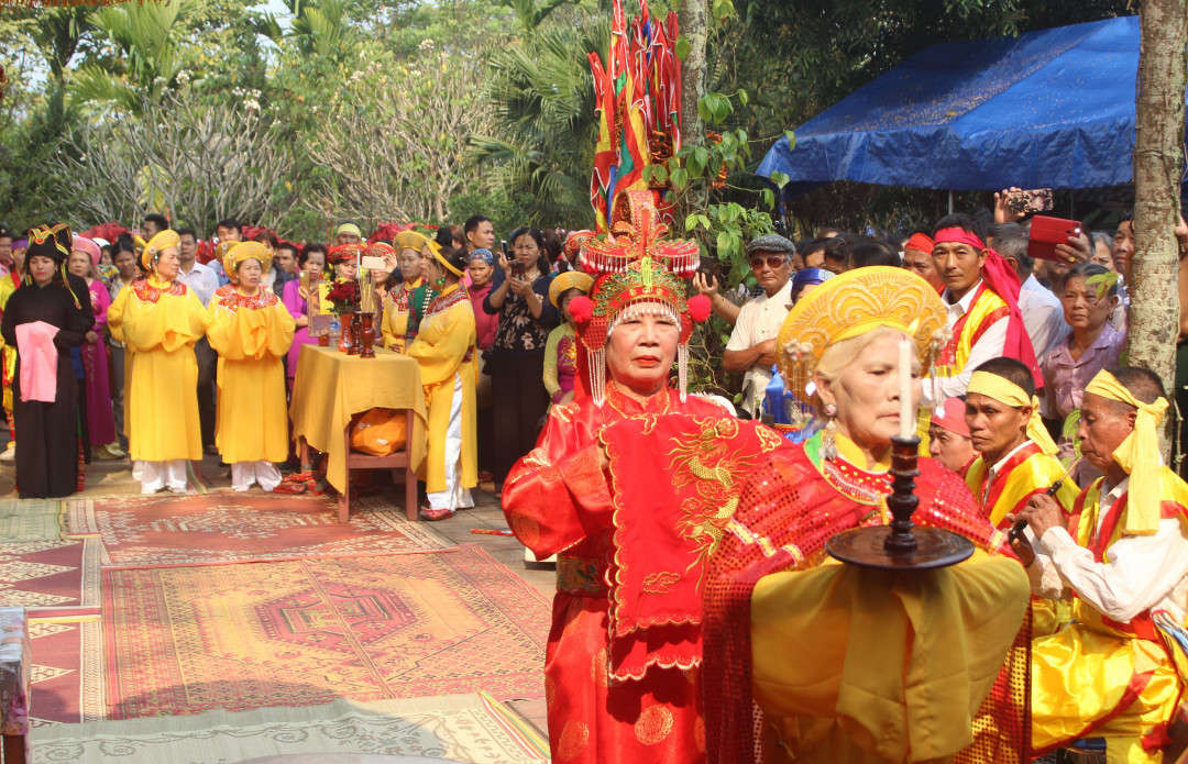 Lễ hội góp phần bảo tồn và phát huy các giá trị văn hóa truyền thống các dân tộc. Trong ảnh: Nghi thức dâng hương trong phần Lễ.