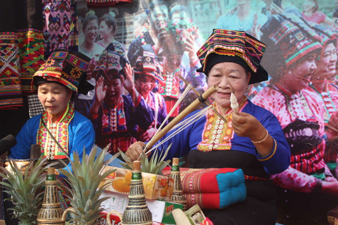 Lễ hội trưng bày không gian văn hóa các dân tộc và quảng bá, giới thiệu các sản phẩm đặc trưng của các địa phương . TRong ảnh: Không gian văn hóa dân tộc Lào.