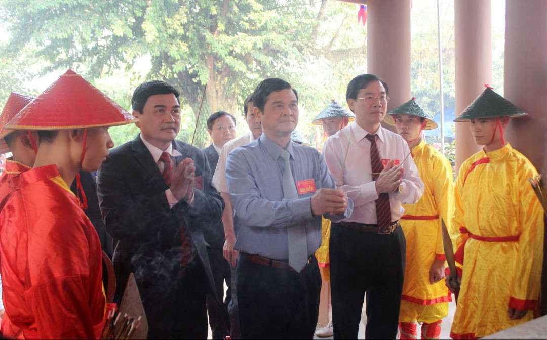 Lãnh đạo tỉnh Điện Biên cùng bà con các dân tộc dâng hương tưởng niệm vị anh hùng áo vải Hoàng Công Chất.