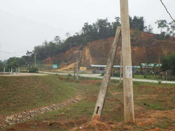 Cột điện dư thừa không được thu hồi trên tuyến đường liên xã tại Sơn Thọ, huyện Vũ Quang