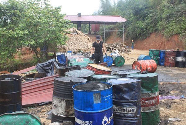 Lò tái chế dầu trước khi bị tháo dỡ ( ảnh: Hoàng Lam)