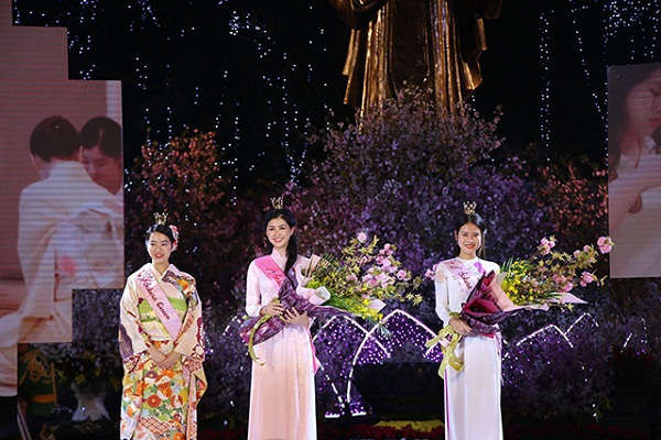 Đại sứ thiện chí hoa anh đào tại Việt Nam ra mắt tại buổi Lễ khai mạc Lễ hội hoa anh đào