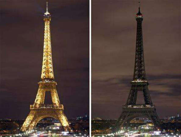 Trong ảnh, tháp Eiffel khi sáng đèn ở bên trái và sau khi tắt đèn ở bên phải vào Giờ Trái đất tại Paris, Pháp, thứ Bảy 28/3/2015. Ảnh: AP / Remy de la Mauviniere