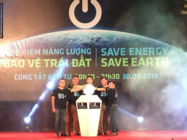 Các đại biểu thực hiện nghi thức tắt đèn hưởng ứng Chiến dịch Giờ Trái đất