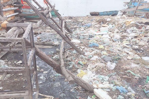 Rác thải, nước thải từ chợ Cảnh Dương xả trực tiếp ra Cửa sông Ròon