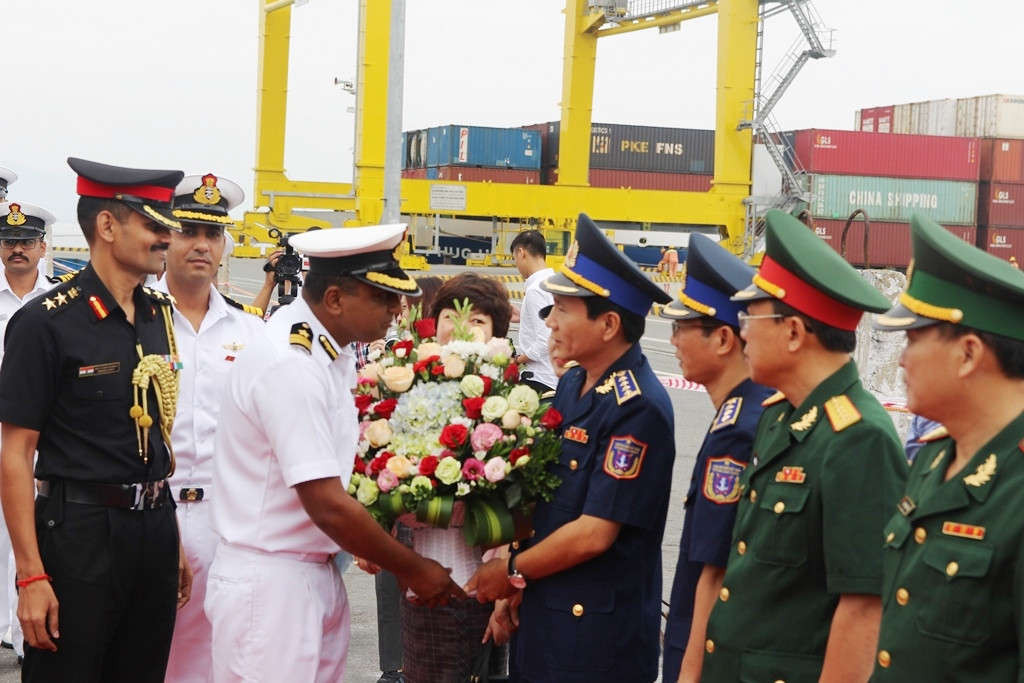 Đại diện Việt Nam tặng hoa chúc mừng thủy thủ đoàn