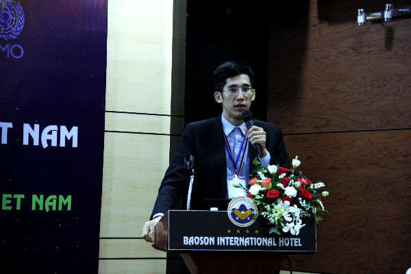 Ông Trần Quang Năng – Trưởng phòng Dự báo Khí tượng hạn ngắn của Tổng cục KTTV giới thiệu nhiệm vụ, các sản phẩm và dịch vụ của Trung tâm Dự báo KTTV quốc gia