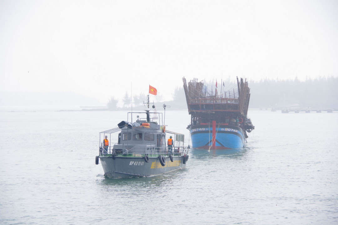 Một vụ tàu cá Quảng Ngãi bị nạn trên biển được lai dắt vào bờ