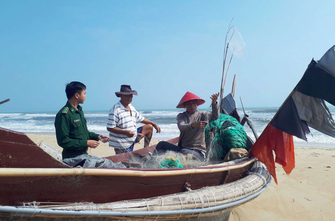 Bộ đội biên phòng Thừa Thiên Huế tuyên truyền về tác hại của giã cào cho ngư dân