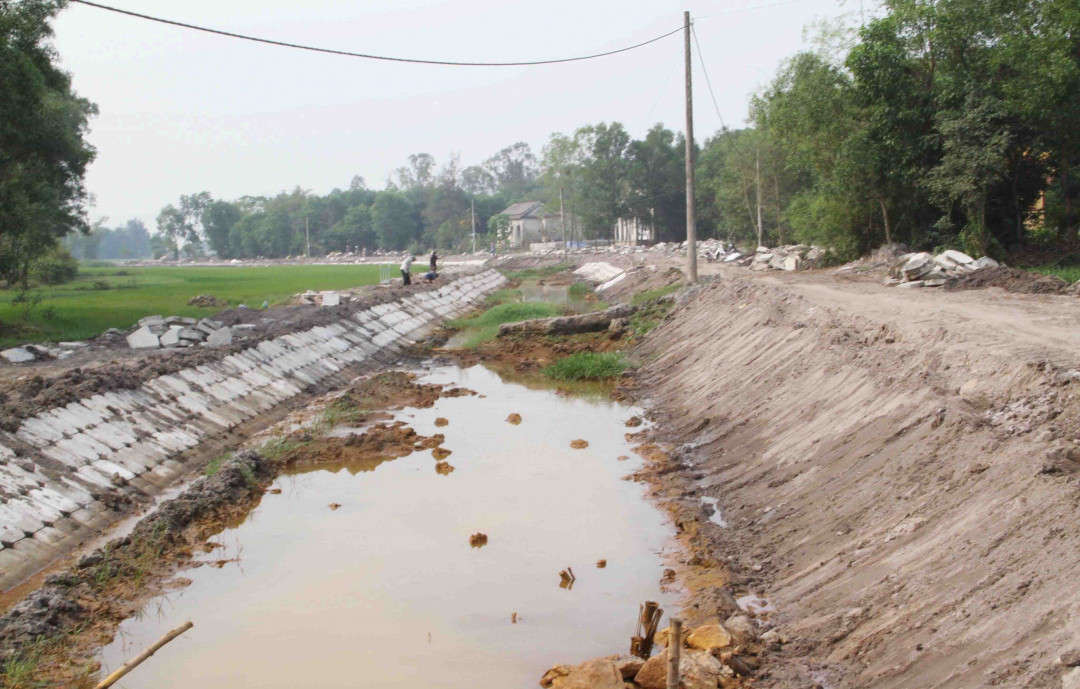 Một dự án tưới tiêu tại huyện Phú Vang chậm tiến độ nhiều năm qua, tác động không nhỏ đến việc thiếu nước cho lúa hiện nay...