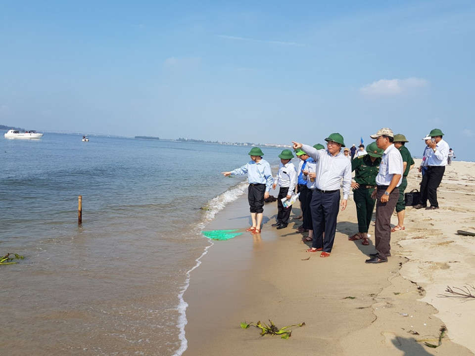 Tổng cục Phòng chống Thiên tai, Bộ NN-PTNT, lãnh đạo UBND tỉnh Quảng Nam và các ngành chức năng kiểm tra cồn cát nổi lên bất thường tại khu vực biển Cửa Đại