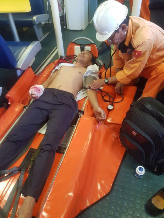 Thuyền trưởng Việt được các y bác sĩ trên tàu cứu nạn sơ cứu