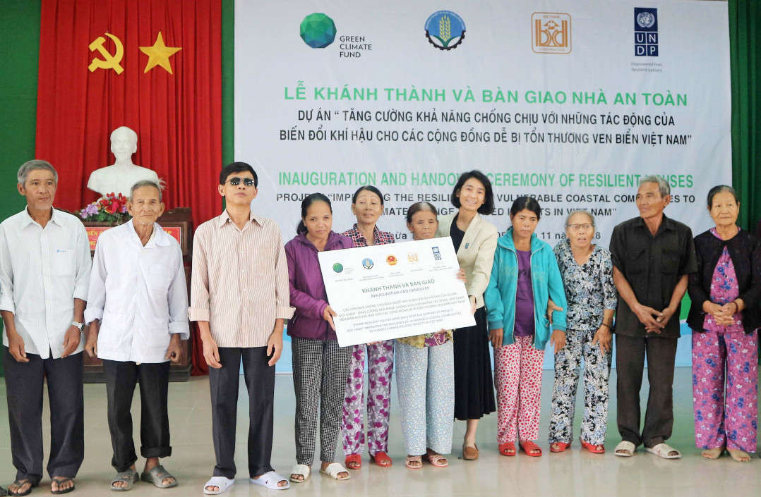 Đại diện Dự án GCF bàn giao nhà cho các hộ nghèo tại Thừa Thiên Huế