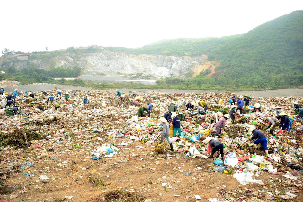 Bãi rác Khánh Sơn đang quá tải không thể tiếp nhận rác nếu không phân loại rác tại nguồn