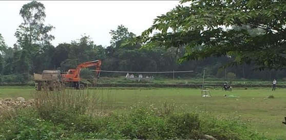 Sân bóng thôn Dinh, xã Đầm Hà, địa điểm người dân phát hiện việc chôn lấp lợn chết không đúng theo quy trình