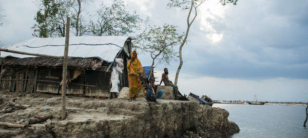Một gia đình bị mất nhà do bão Aila đang chờ đợi sự giúp đỡ ở Koira, quận Khulna, Bangladesh