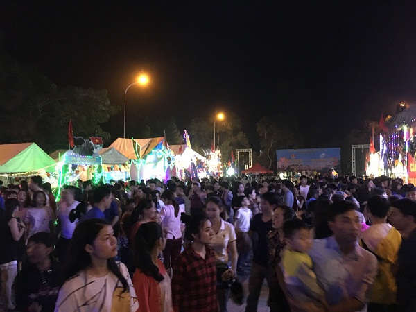 Hàng nghìn người nô nức tham gia lễ hội. 