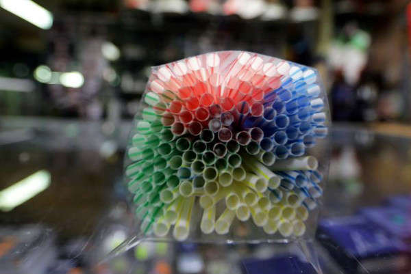 Ống hút nhựa được trưng bày trong một cửa hàng ở Nice, Pháp vào ngày 22/11/2018. Ảnh: Eric Gaillard