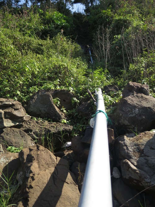 Có nhiều ống nhựa dài hàng chục mét nối từ khu vực đồi cao nằm “phơi bày” kéo xuống vùng biển ven bờ (Ảnh Huỳnh Lệ)