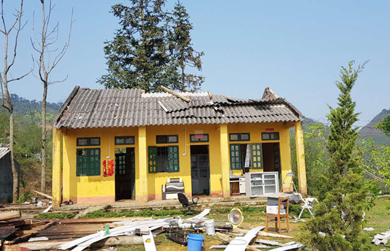 Trận dông lốc đã làm thiệt hại hơn 70 ngôi nhà và nhiều diện tích cây trồng của người dân tại các huyện vùng cao của tỉnh Lào Cai.