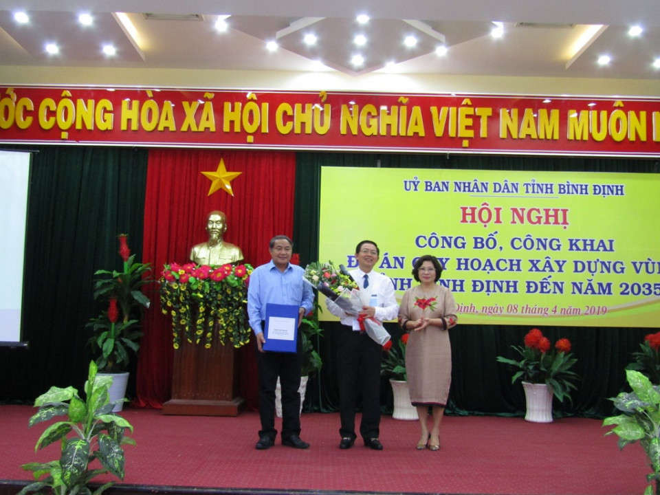 Thứ trưởng Bộ Xây dựng Phan Thị Mỹ Linh trao Quyết định cho lãnh đạo UBND tỉnh Bình Định 