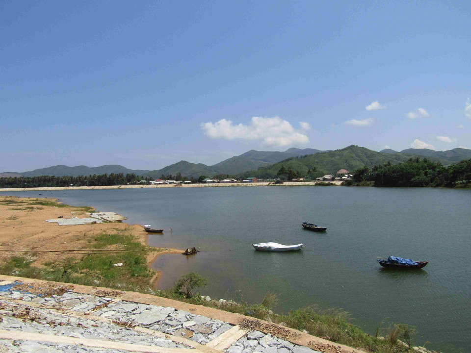 Bờ sông Lại Giang tại khu vực mỏ cát Trường Gạo đang là nơi neo đậu thuyền, thúng của người dân đi cào ốc xếp, ốc gạo hàng ngày