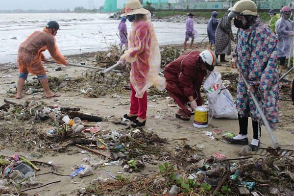 2. Người dân quận Thanh Khê ra quân dọn rác bãi biển sau đợt mưa lớn