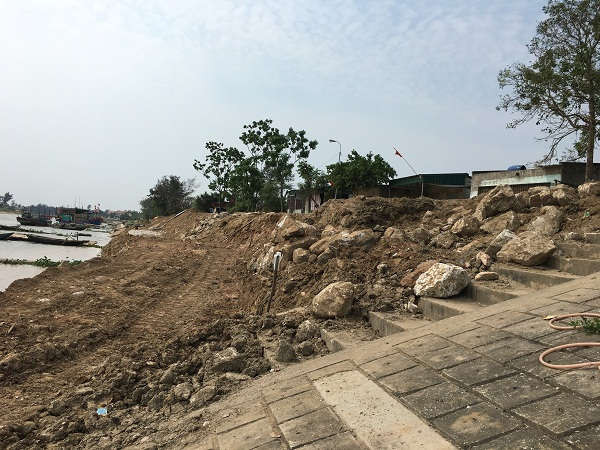 Đất đá ngổn ngang tại dự án khu neo đậu tránh bão cho tàu thuyền nghề cá sông Lý.