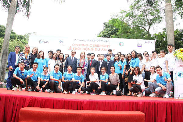 Các đại biểu tham dự hội nghị chụp ảnh lưu niệm cùng sinh viên 2 trường Đại học TN&MT Hà Nội và Đại học Thủy lợi