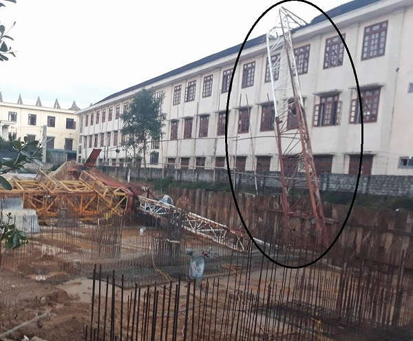 Hiện trường cần cẩu trục tháp của 1 dự án xây dựng bị đổ khiến 1 nam sinh Trường THPT Lê Viết Thuật (TP Vinh) tử vong vào ngày 14/11/2016