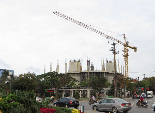Cần cẩu trục tháp tại dự án Trung tâm thương mại và dịch vụ tổng hợp Đại Huệ (phường Hưng Dũng, TP Vinh)
