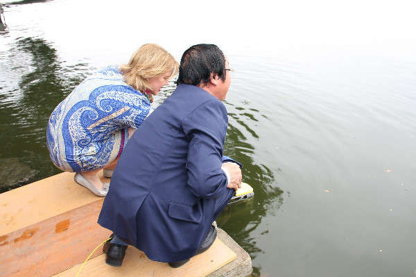 Thứ trưởng Bộ TN&MT Võ Tuấn Nhân và Bộ trưởng Bộ cơ sở hạ tầng và Quản lý nước Hà Lan Cora van Nieuwemhuizen demo thí nghiệm đo nước tại Hồ Tây và demo tạo sóng nước tại Hồ Tây