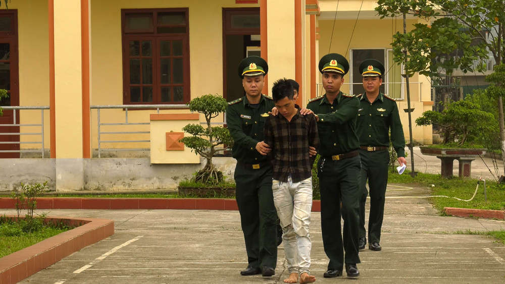 Đối tượng Lý Láo Tả bị cán bộ Đồn biên phòng Cửa khẩu quốc tế Lào Cai bắt giữ.