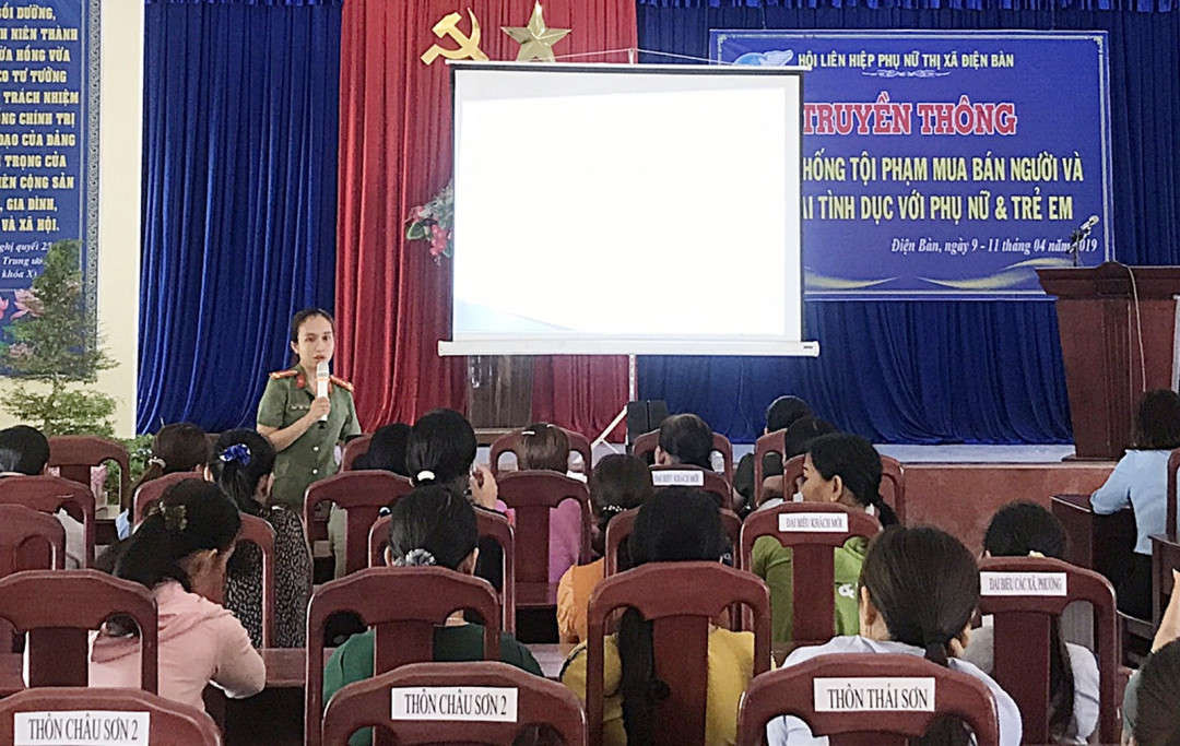 Ban Thường vụ Hội Phụ nữ Công an tỉnh Quảng Nam phối hợp với Ban Thường vụ Hội Liên hiệp phụ nữ thị xã Điện Bàn tổ chức các hoạt động truyền thông về “Phòng, chống tội phạm buôn bán người và xâm hại tình dục với phụ nữ, trẻ em”