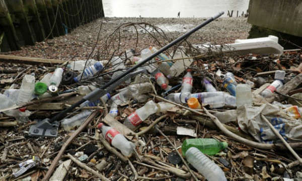 Rác thải nhựa dạt vào bờ Bắc sông Thames ở London, Anh. Ảnh: Matt Dunham / AP