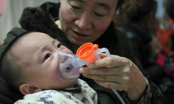 Một em bé mắc bệnh hô hấp tại một bệnh viện ở Bắc Kinh. Ảnh: China Daily
