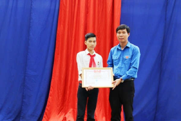 Anh Nguyễn Hữu Tuất, Phó Bí thư Tỉnh Đoàn Thanh Hóa đã trao Huy hiệu 'Tuổi trẻ dũng cảm' cho em Vũ Văn Hùng