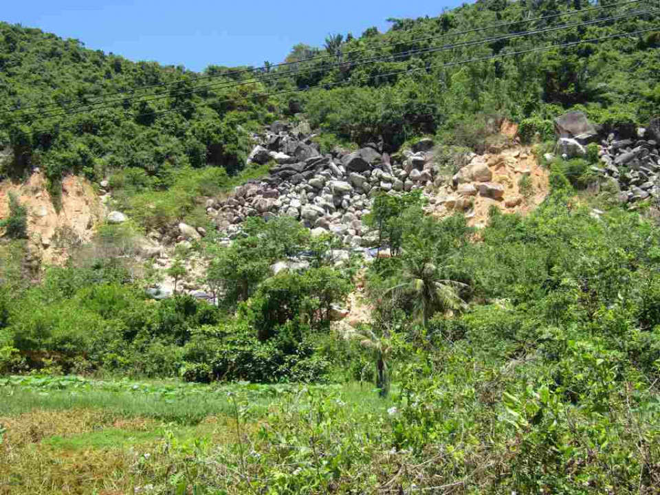 Núi Đá Bia thuộc địa phận xã Hòa Xuân Nam, huyện Đông Hòa bị tàn phá bởi nạn khai thác đá chẻ