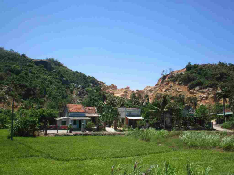 Khai thác đất đá đã gây hậu quả nặng nề đối với người dân thôn Phú Khê 2 đang sinh sống dưới chân núi Cây Tra