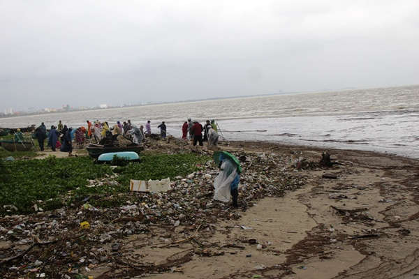 1. Rác thải vứt bừa bãi ra môi trường thường tập trung vào bờ biển Nguyễn Tất Thành (phường Xuân Hà) sau mỗi đợt mưa lớn