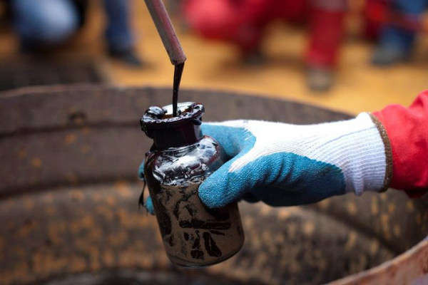 Một công nhân thu mẫu dầu thô tại công ty dầu được vận hành bởi công ty dầu mỏ PDVSA của nhà nước Venezuela vào ngày 28/7/2011. Ảnh: Carlos Garcia Rawlins