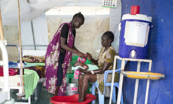 Bà ngoại tắm cho cháu bé sơ sinh tại phòng hộ sinh được UNICEF hỗ trợ tại POC ở Malakal, Nam Sudan. Ảnh: UNICEF