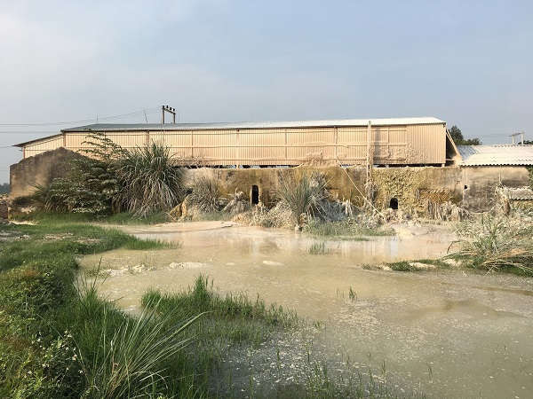 Khu vực xưởng sản xuất không xây dựng bể lắng, nước thải từ xẻ đá chảy tràn lan ra môi trường 