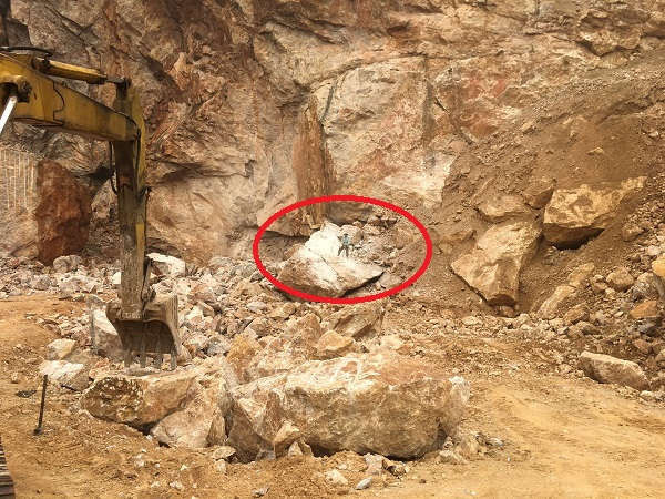Thợ khoan đá không có bảo hộ lao động dưới vách đá dựng đứng, phía trên là những mỏm đá lởm chởm nguy cơ đổ sập bất kỳ lúc nào