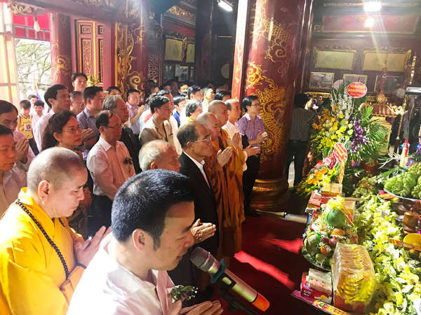 Đại diện lãnh đạo Trung ương, tỉnh Bắc Ninh dâng hương lễ Phật tại chùa Thánh Quang