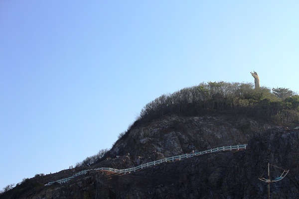 Nhiều du khách tắm xong trèo lên núi Giang Tay ngắm biển