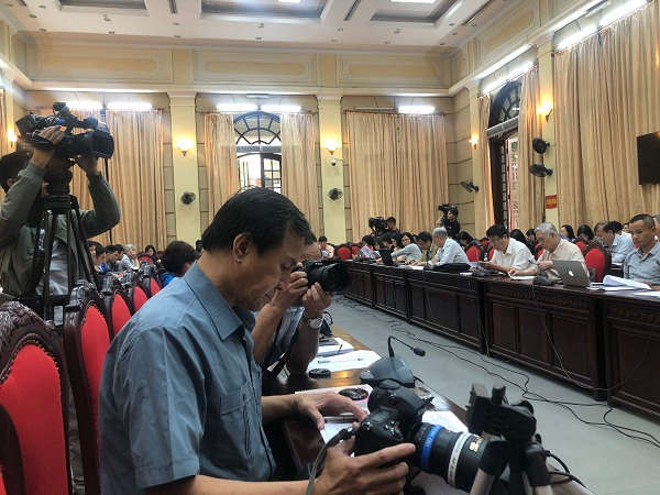Đông đảo phóng viên các cơ quan thống tấn báo chí Trung ương và Hà Nội đến tham dự Hội nghị