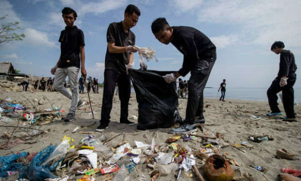 Học sinh dọn rác thải nhựa gây ô nhiễm trên bãi biển ở làng Ujong Blang, Indonesia. Ảnh: Zikri Maulana / REX / Shutterstock