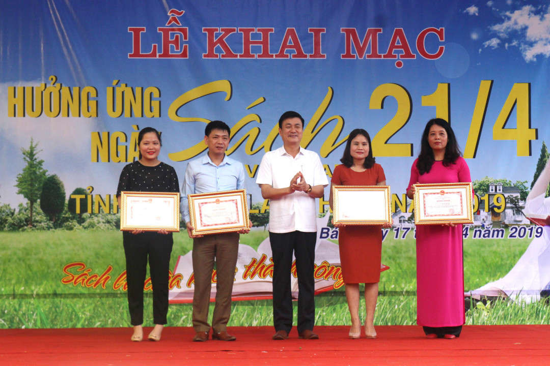 Lãnh đạo tỉnh Yên Bái trao tặng Bằng khen cho 10 tập thể, cá nhân có thành tích xuất sắc trong 5 năm liên tục thực hiện Ngày Sách Việt Nam trên địa bàn tỉnh