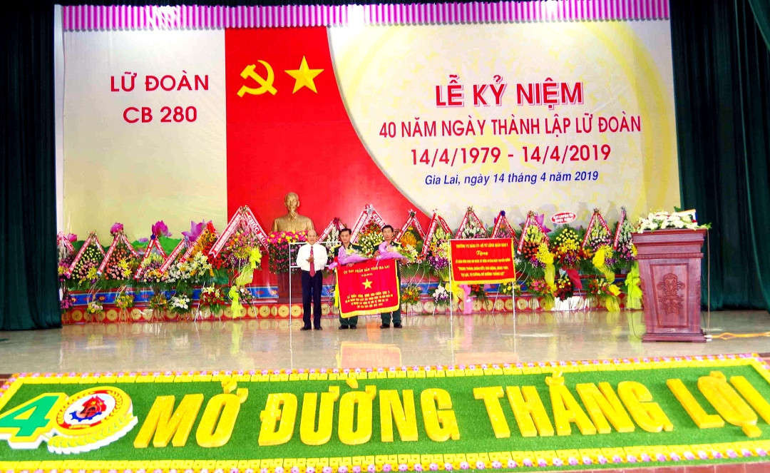 Ảnh đại diện UBND tỉnh Gia Lai trao tặng cờ vì sự nghiệp xây dựng và phát triển tỉnh Gia Lai cho Lữ đoàn Công binh 280